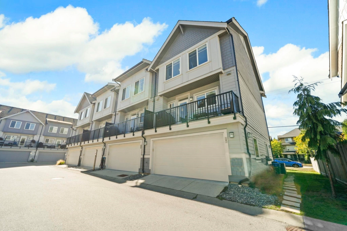 Front Yard Photo of 14 19239 70 Avenue, Surrey, BC