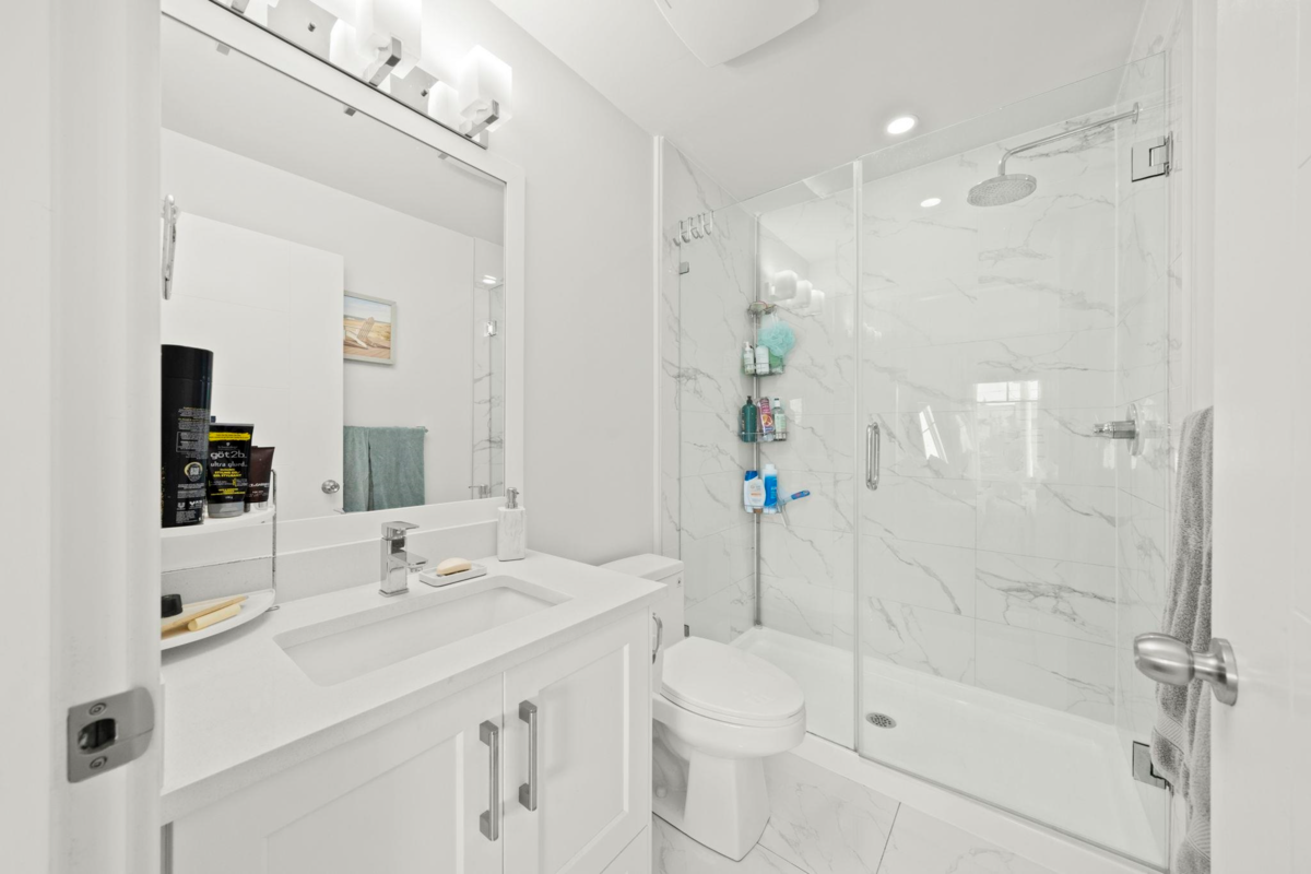 Walk-In Closet Photo of 14 19239 70 Avenue, Surrey, BC