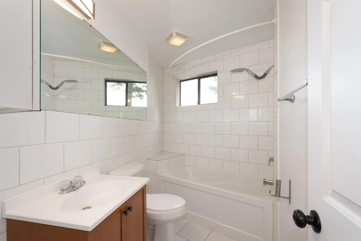 Basement Recreation Room Photo of 1433 Eagle Cliff Road, Bowen Island, BC