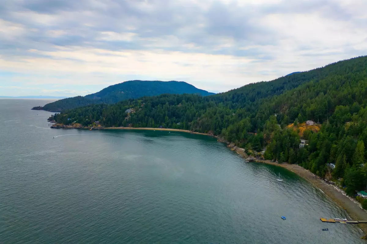Kitchen Island Photo of 1433 Eagle Cliff Road, Bowen Island, BC