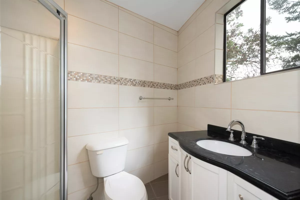 Powder Room Photo of 1433 Eagle Cliff Road, Bowen Island, BC