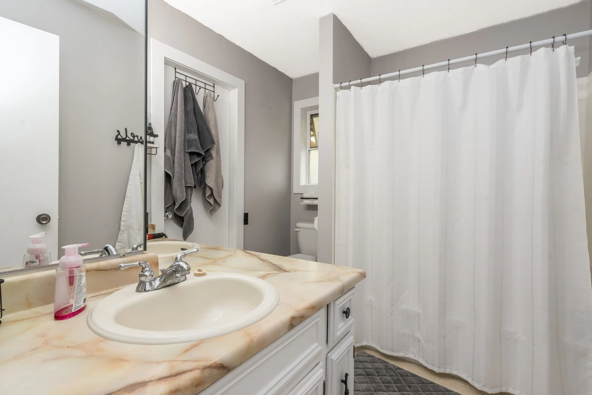 Powder Room Photo of 32025 Trembath Avenue, Mission, BC