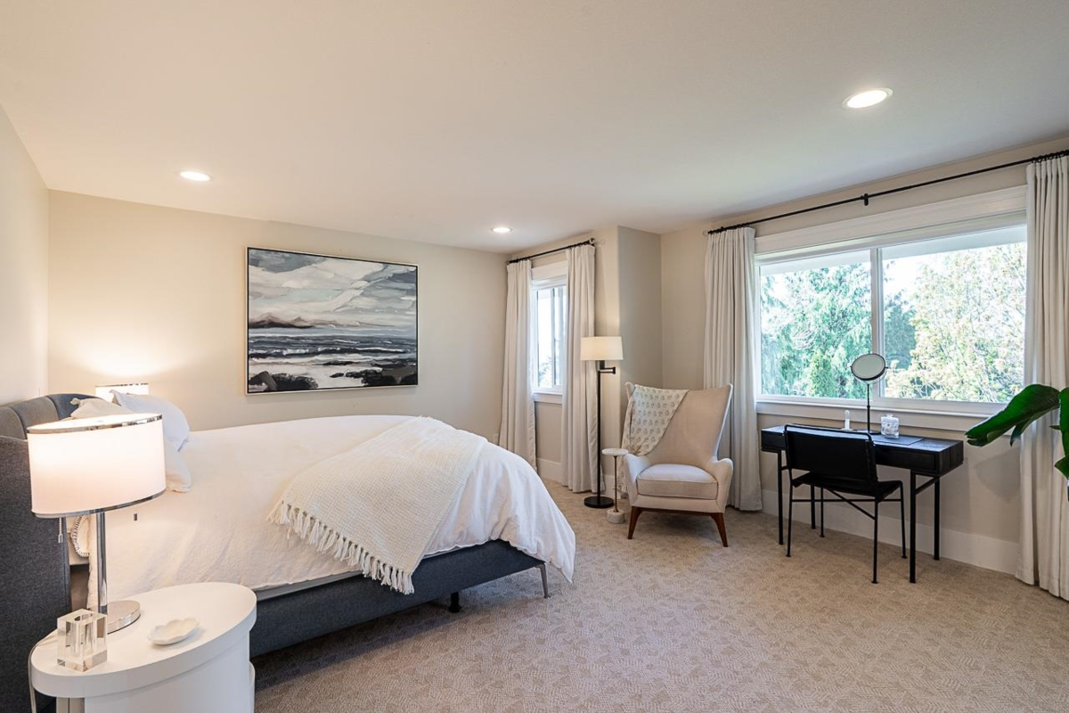 Entry Foyer Photo of 15585 37 Avenue, Surrey, BC