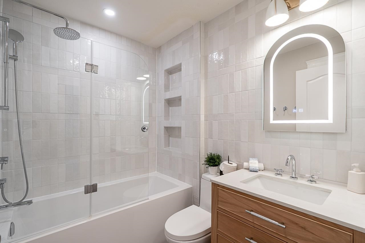 Front Yard Photo of 15585 37 Avenue, Surrey, BC