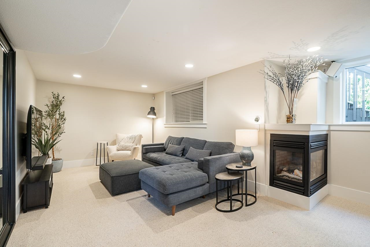 Swimming Pool Photo of 15585 37 Avenue, Surrey, BC