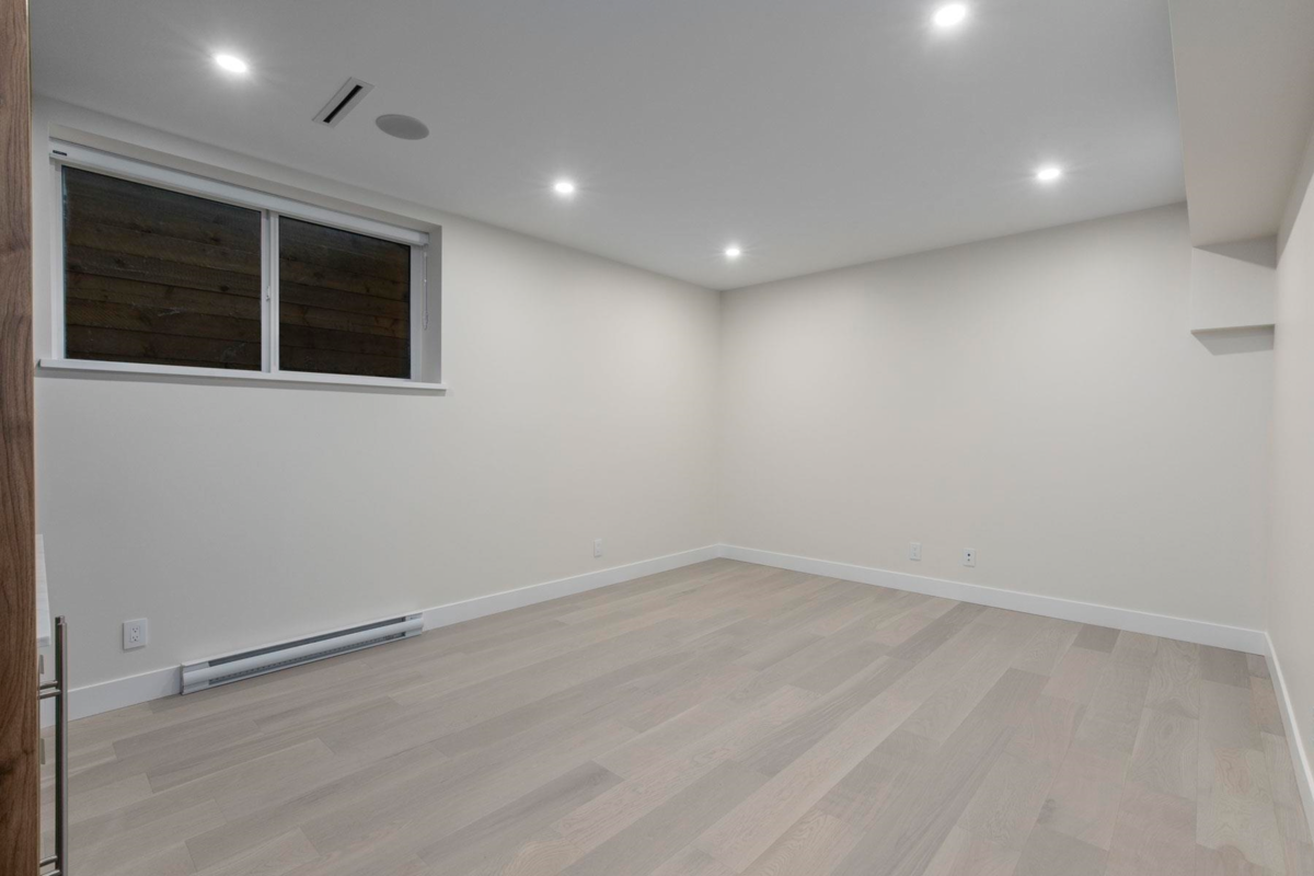 Garden / Landscaping Photo of 3071 Fromme Road, North Vancouver, BC