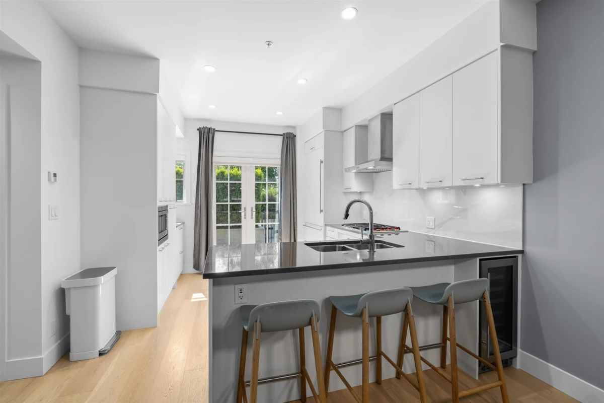 Kitchen Photo of 6 1133 Ridgewood Drive, North Vancouver, BC