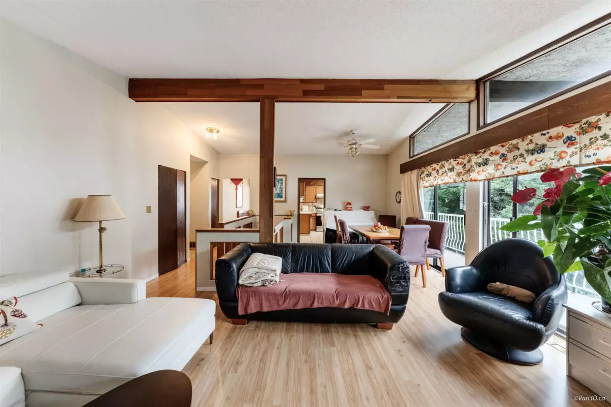 Breakfast Nook Photo of 8167 10th Avenue, Burnaby, BC