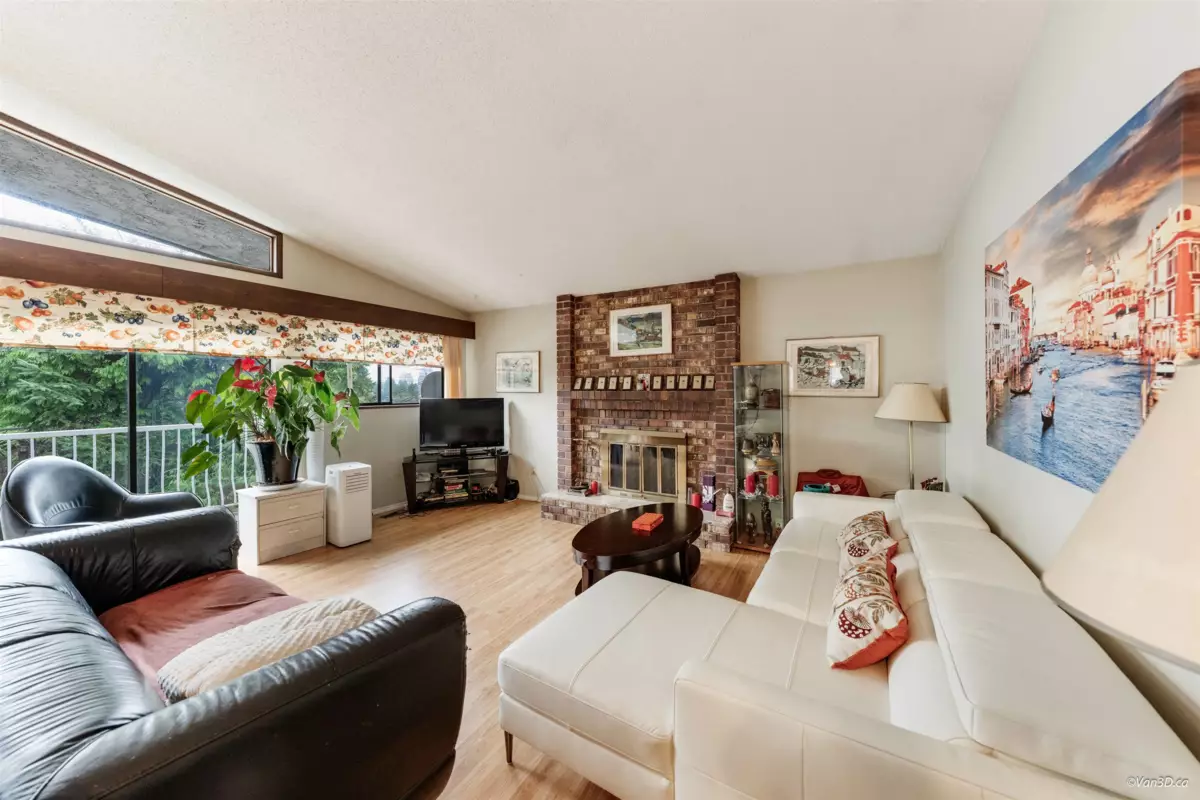 Dining Area Photo of 8167 10th Avenue, Burnaby, BC