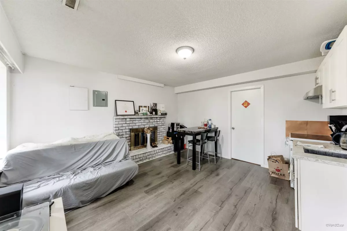 Entry Foyer Photo of 8167 10th Avenue, Burnaby, BC