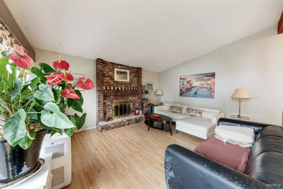 Kitchen Island Photo of 8167 10th Avenue, Burnaby, BC