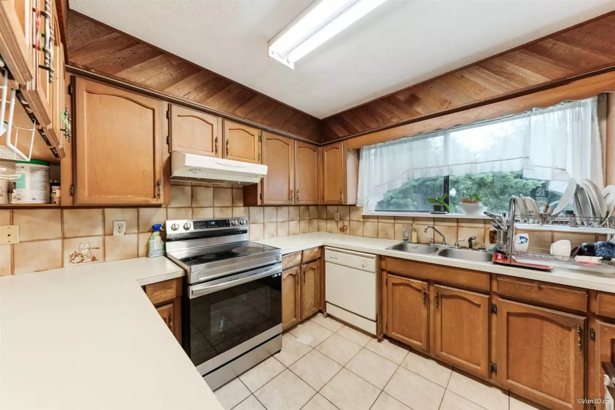 Walk-In Closet Photo of 8167 10th Avenue, Burnaby, BC