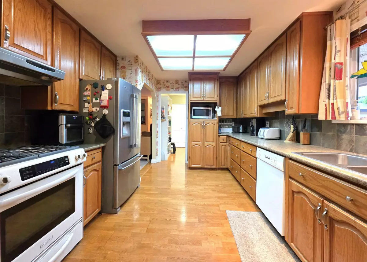 Walk-In Closet Photo of 3319 275 Street, Langley, BC