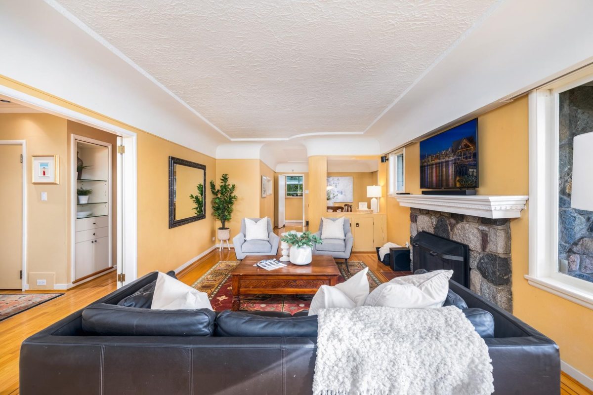 Breakfast Nook Photo of 1090 W Keith Road, North Vancouver, BC