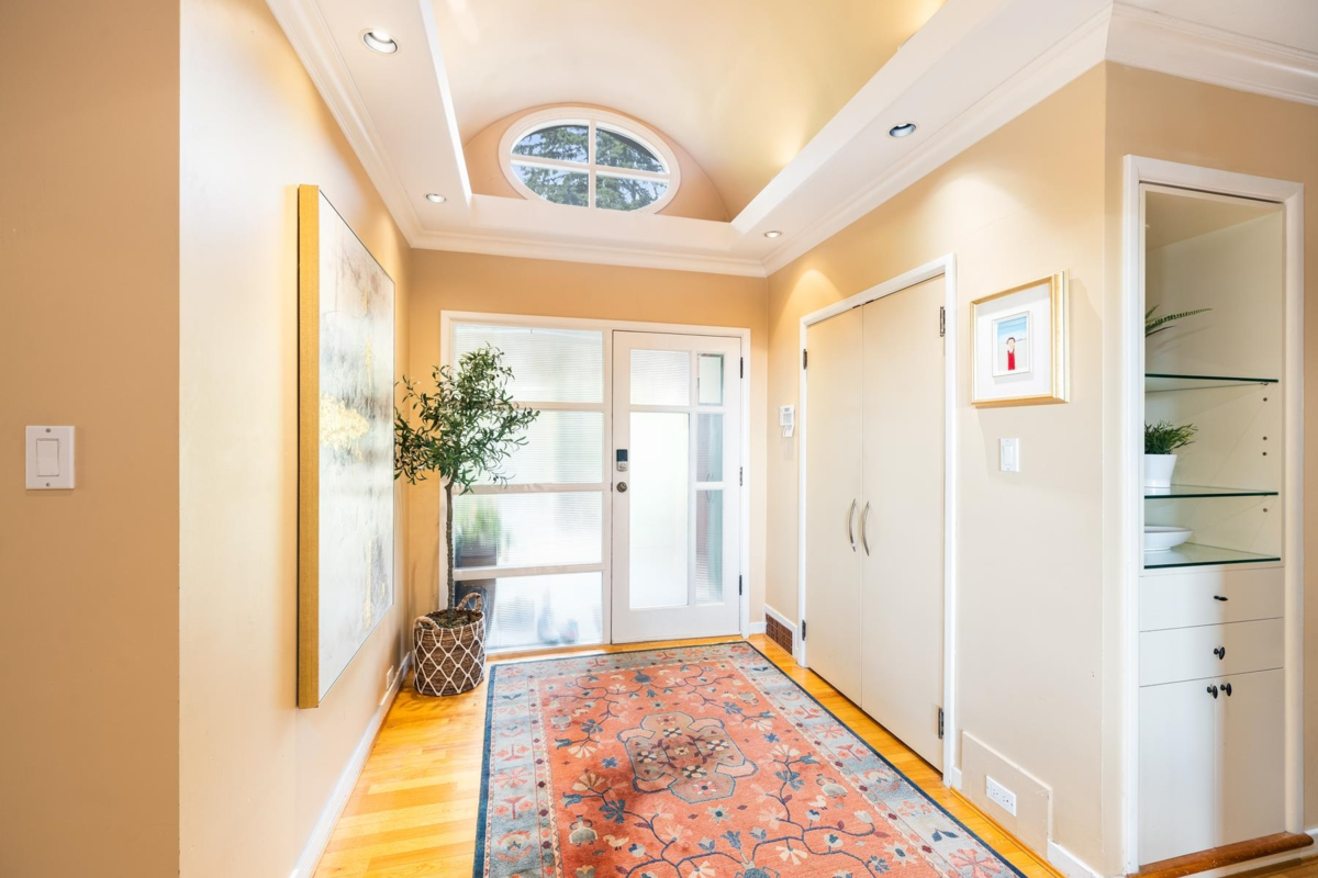 Dining Area Photo of 1090 W Keith Road, North Vancouver, BC