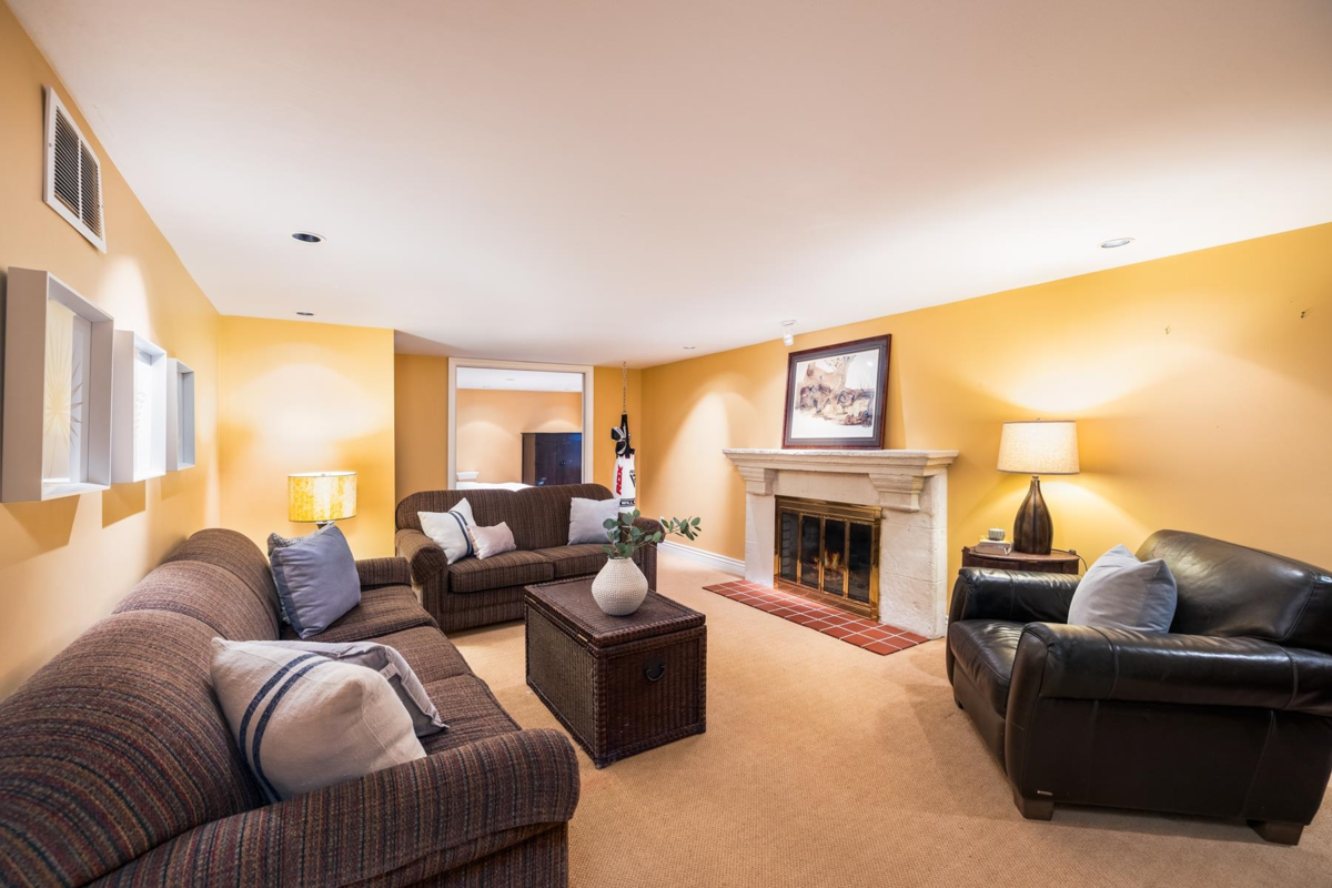 Hallway Photo of 1090 W Keith Road, North Vancouver, BC