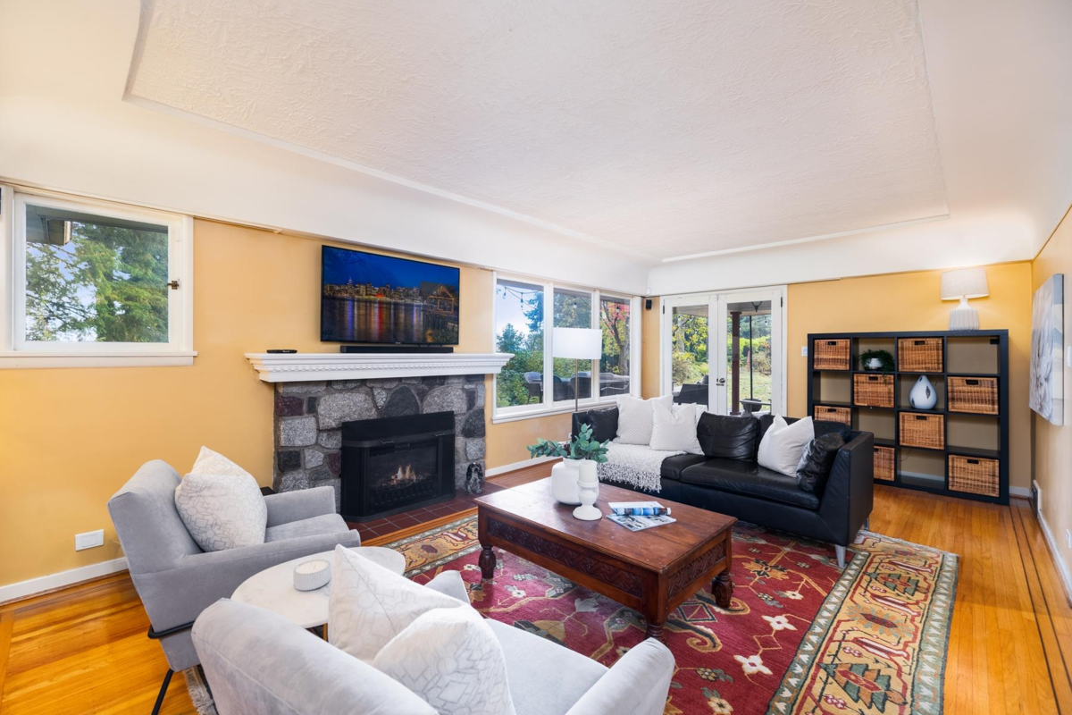 Kitchen Photo of 1090 W Keith Road, North Vancouver, BC