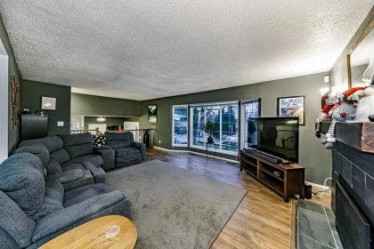 Kitchen Island Photo of 2523 Sunnyside Crescent, Abbotsford, BC