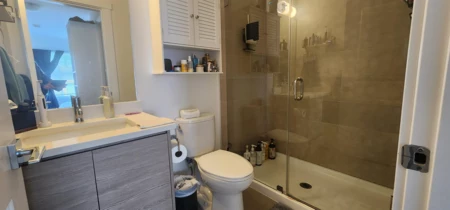 Primary Bathroom Photo of 140 16433 19 Avenue, Surrey, BC