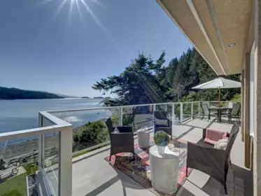 7659 Redrooffs Road, Halfmoon Bay, BC, Halfmn Bay Secret Cv Redroofs — 3 bed single family residence for sale