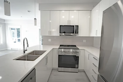 Kitchen Photo of 217 33886 Pine Street, Abbotsford, BC