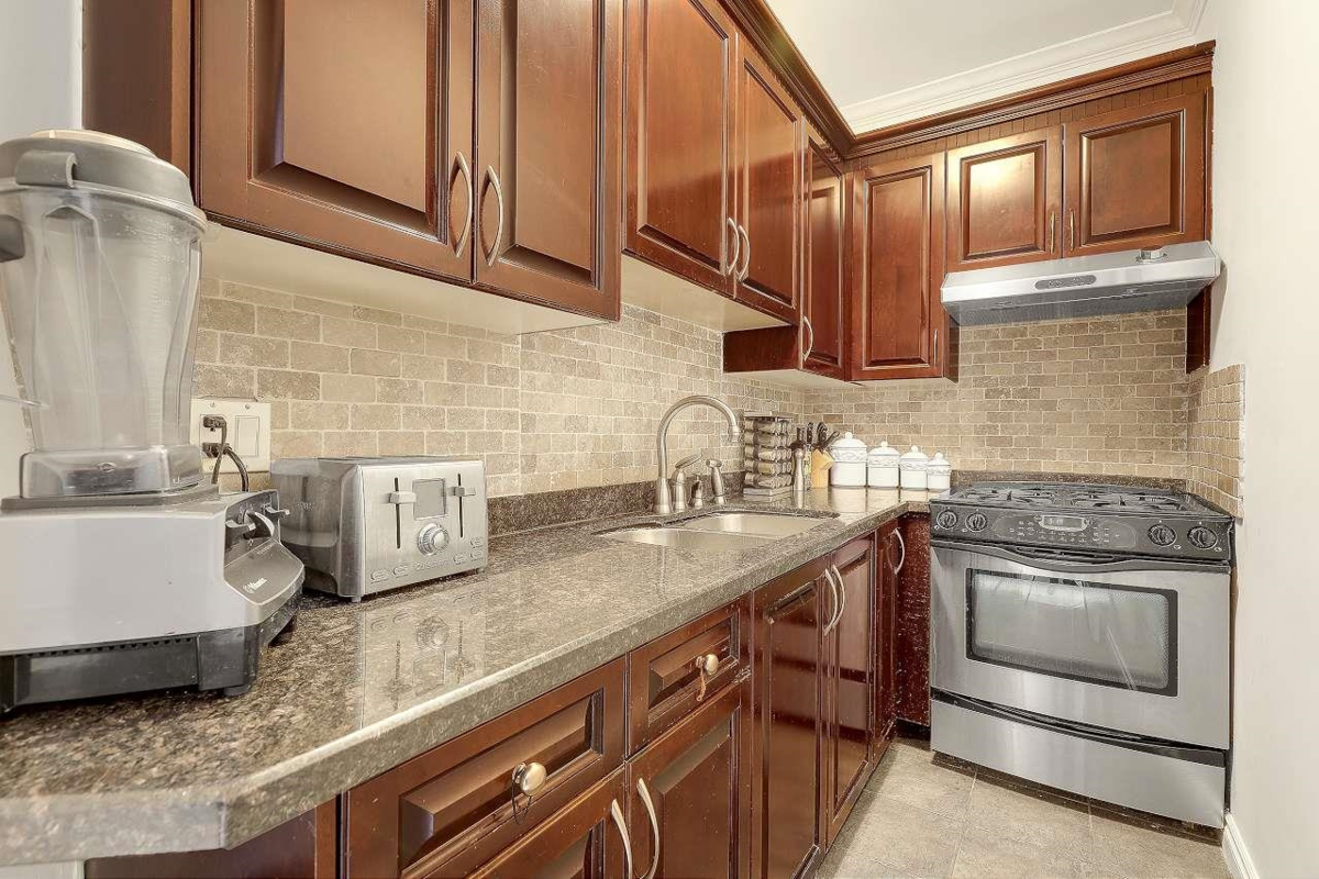 Guest Bathroom Photo of 14871 76 Avenue, Surrey, BC