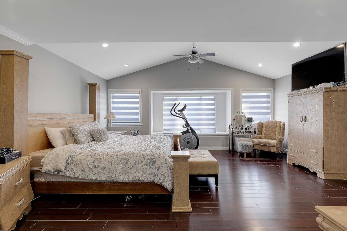 Hallway Photo of 14871 76 Avenue, Surrey, BC