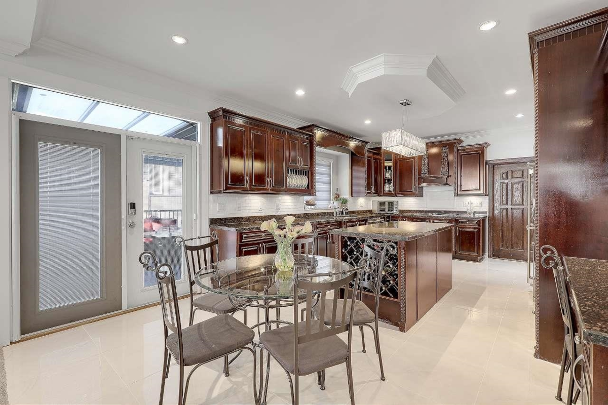 Kitchen Island Photo of 14871 76 Avenue, Surrey, BC