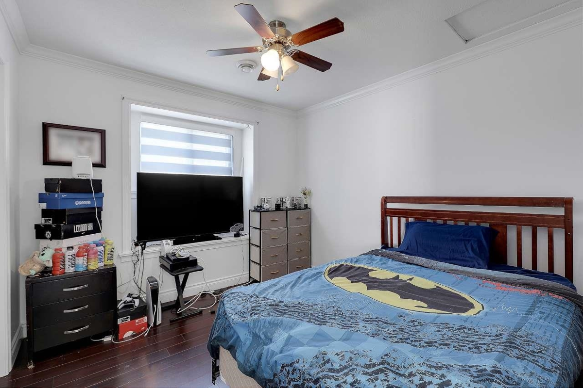 Laundry Room Photo of 14871 76 Avenue, Surrey, BC