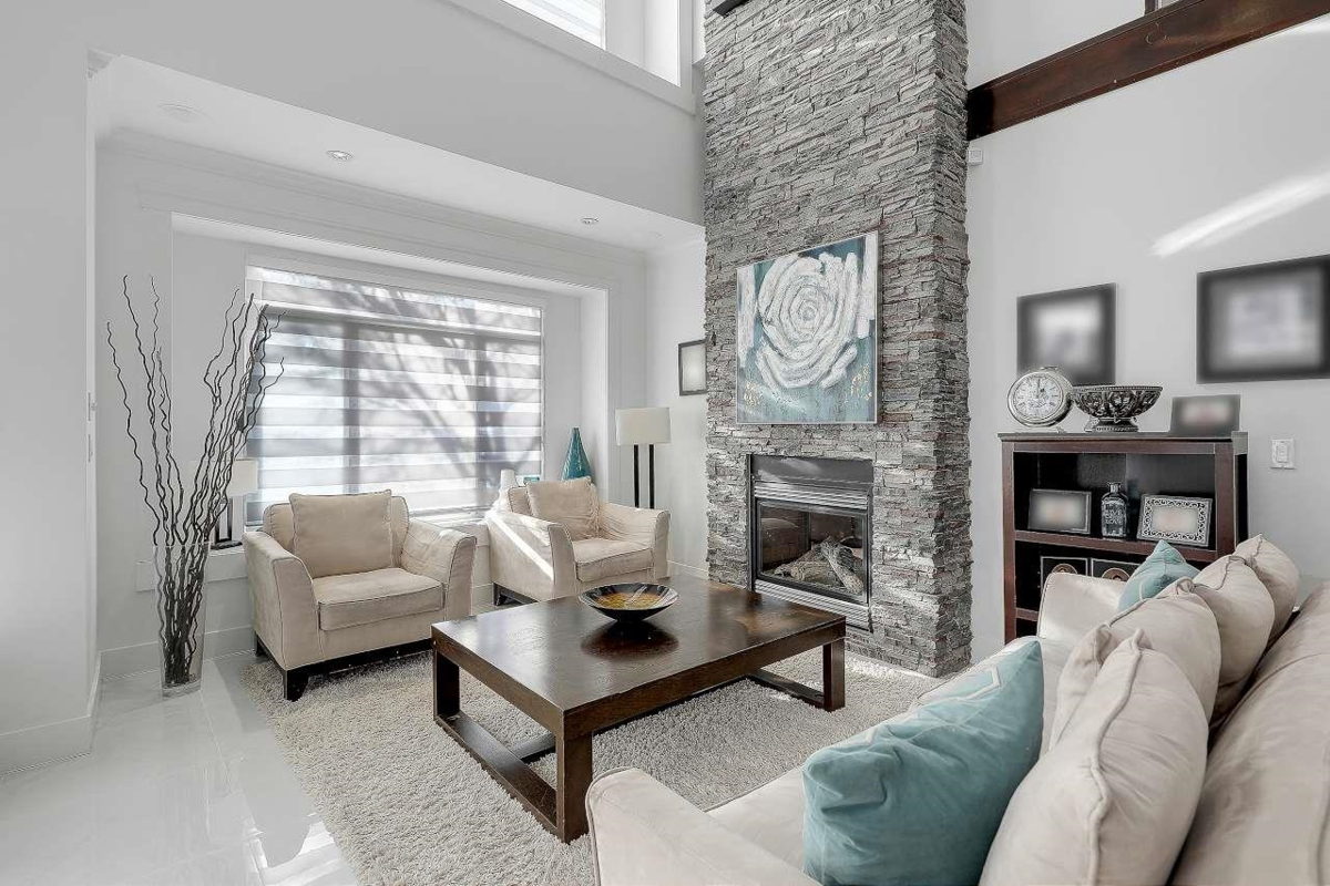 Living Room Photo of 14871 76 Avenue, Surrey, BC