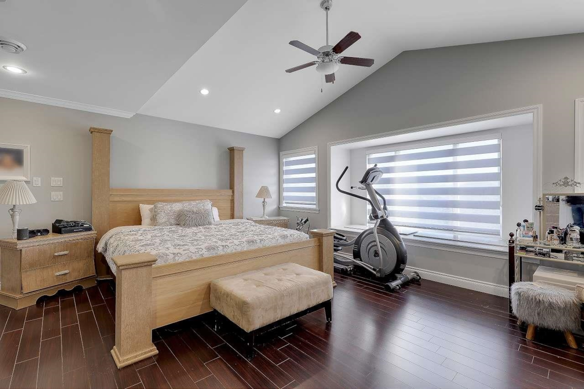 Staircase Photo of 14871 76 Avenue, Surrey, BC