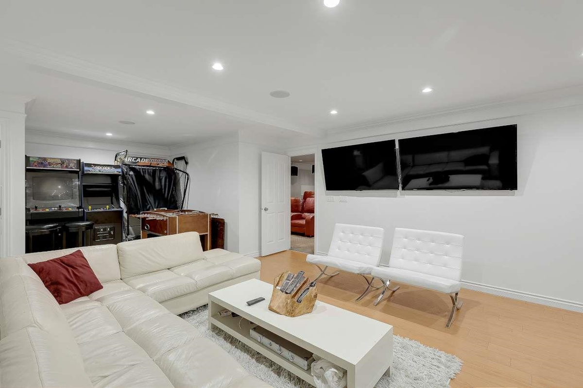 Swimming Pool Photo of 14871 76 Avenue, Surrey, BC