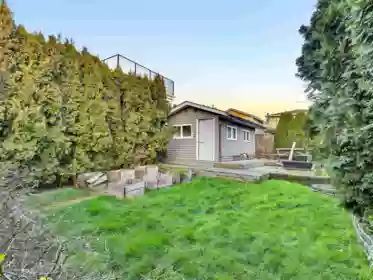 Front Yard Photo of 852 Stevens Street, White Rock, BC