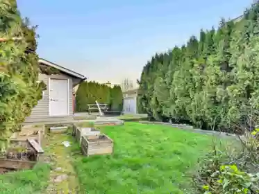 Garden / Landscaping Photo of 852 Stevens Street, White Rock, BC