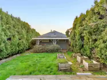 Hot Tub / Spa Photo of 852 Stevens Street, White Rock, BC