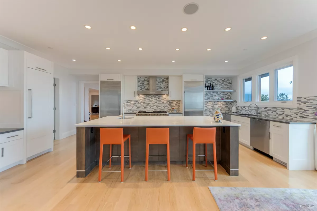 Breakfast Nook Photo of 1020 Eyremount Drive, West Vancouver, BC