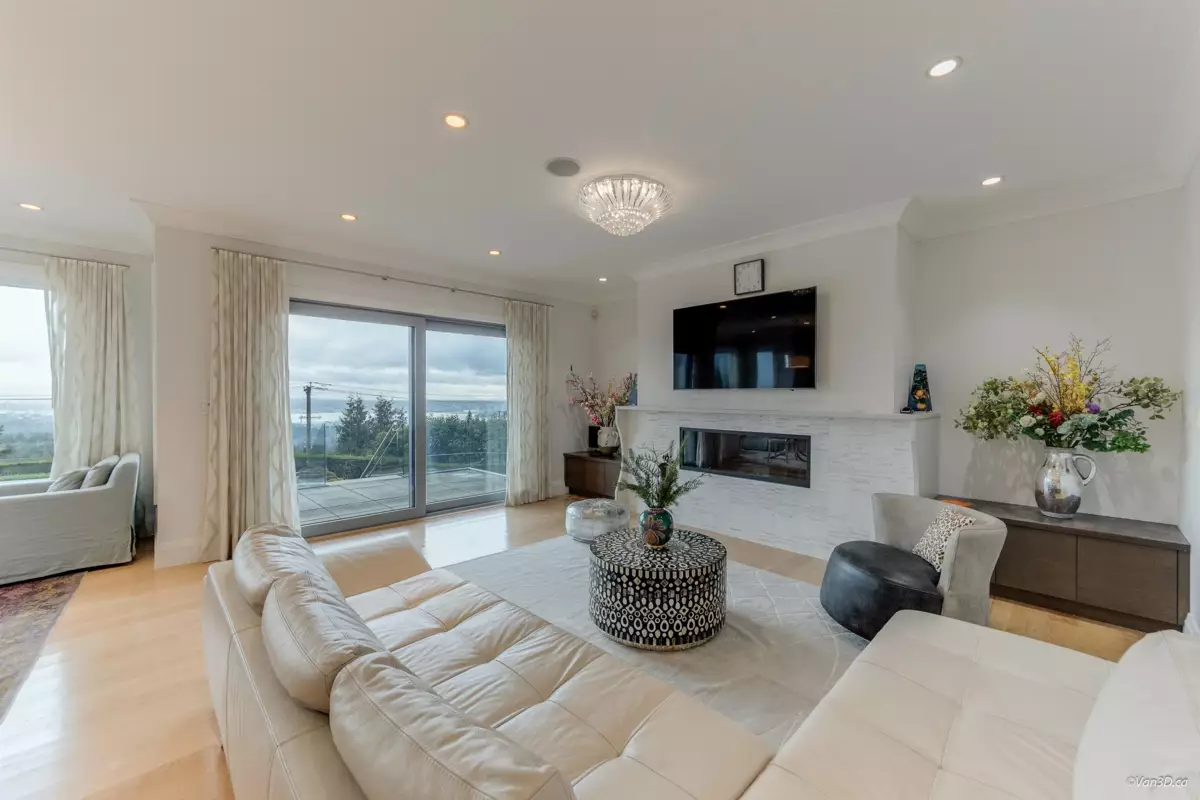 Dining Area Photo of 1020 Eyremount Drive, West Vancouver, BC