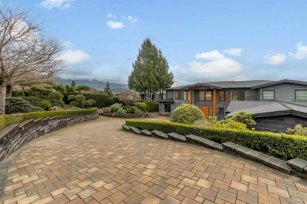 Exterior Front Photo of 1020 Eyremount Drive, West Vancouver, BC