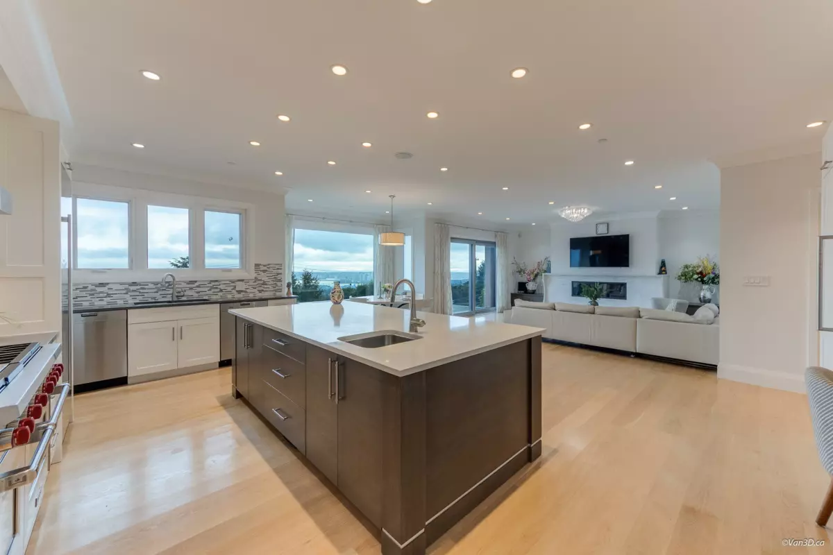 Garage Interior Photo of 1020 Eyremount Drive, West Vancouver, BC