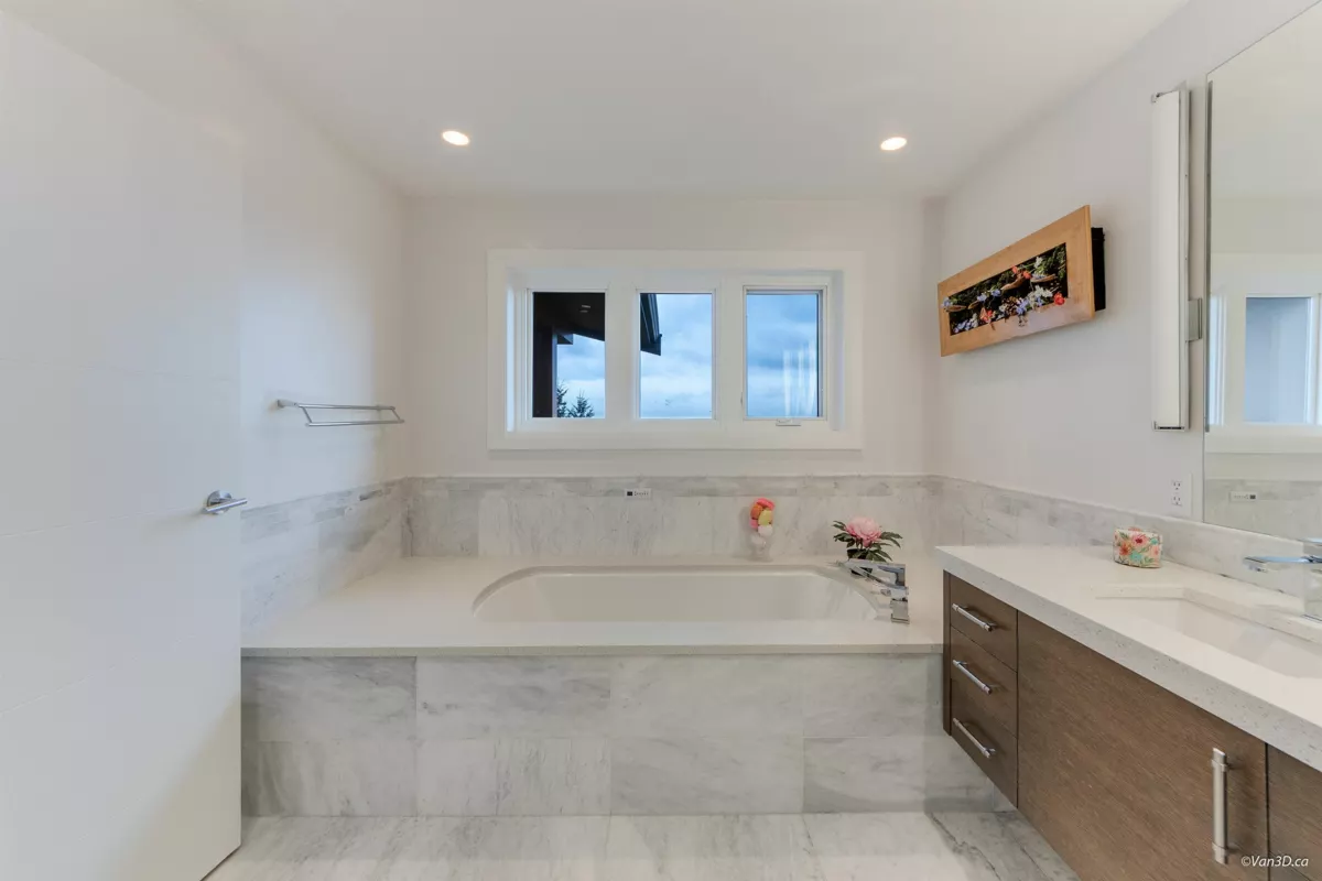 Guest Bathroom Photo of 1020 Eyremount Drive, West Vancouver, BC