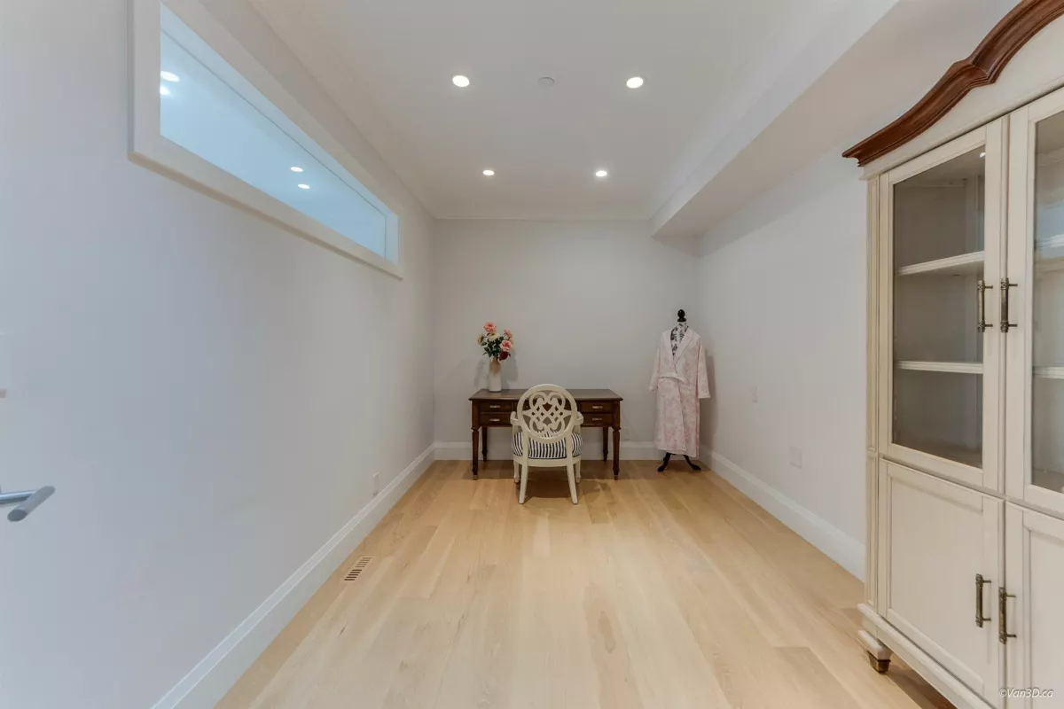 Hallway Photo of 1020 Eyremount Drive, West Vancouver, BC