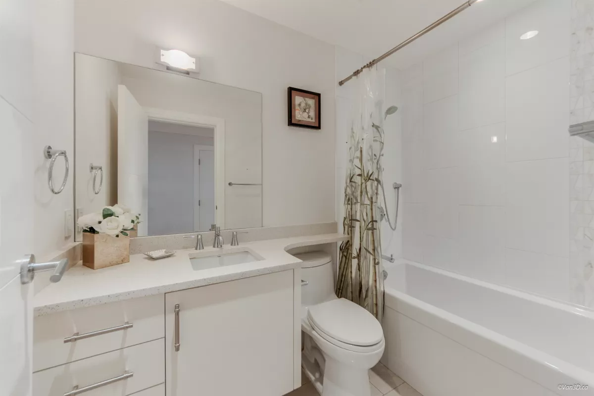 Primary Bathroom Photo of 1020 Eyremount Drive, West Vancouver, BC
