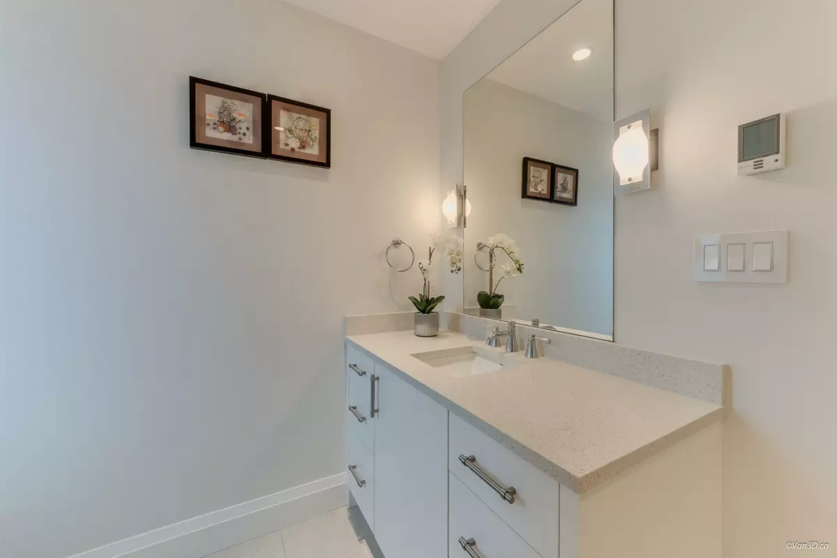 Walk-In Closet Photo of 1020 Eyremount Drive, West Vancouver, BC