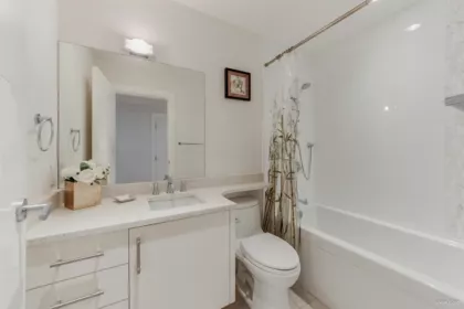 Primary Bathroom Photo of 1020 Eyremount Drive, West Vancouver, BC