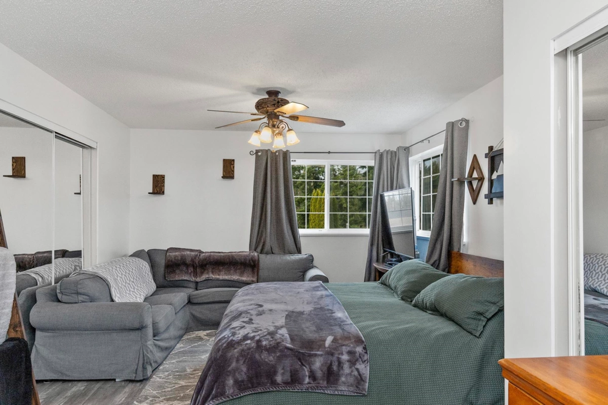 Entry Foyer Photo of 7800 Deerfield Street, Mission, BC