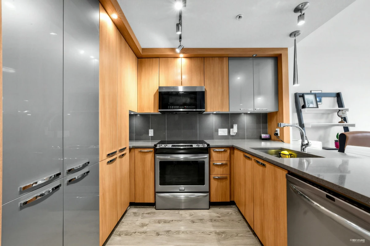 Primary Bathroom Photo of 307 733 W 14 Street, North Vancouver, BC