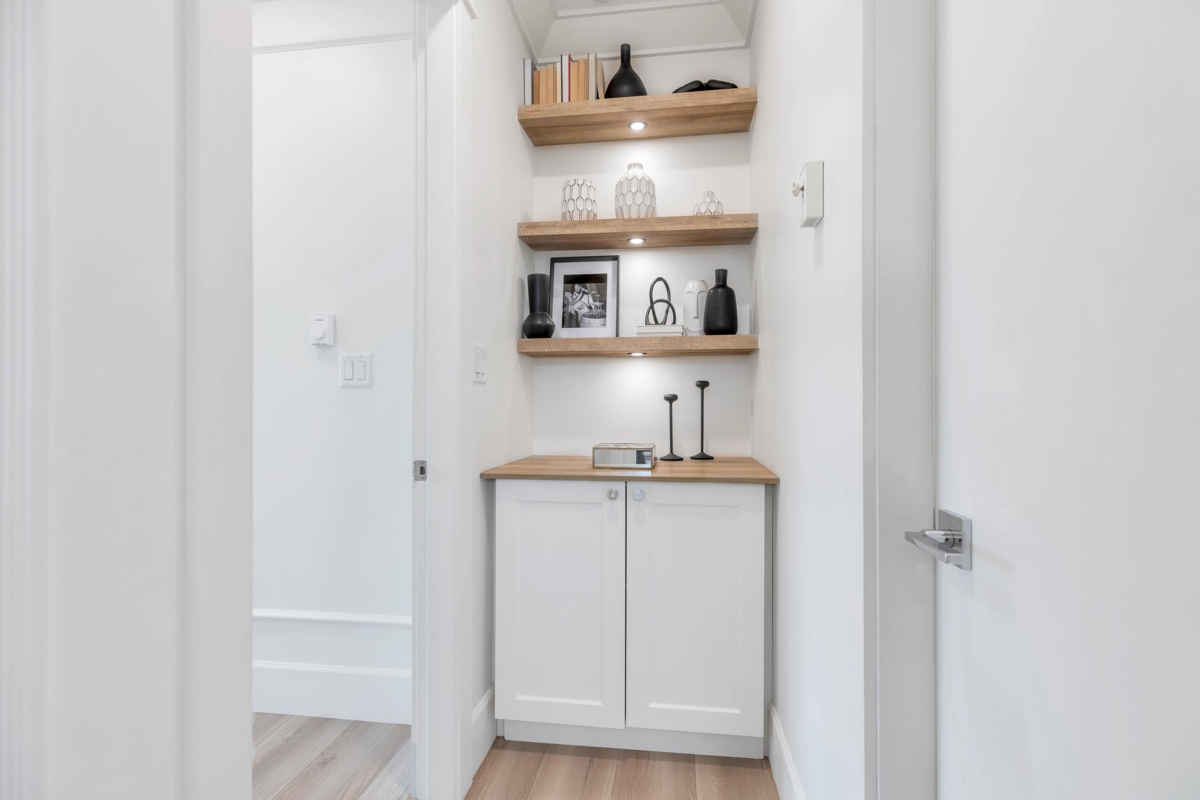 Entry Foyer Photo of 301 1118 55 Street, Delta, BC