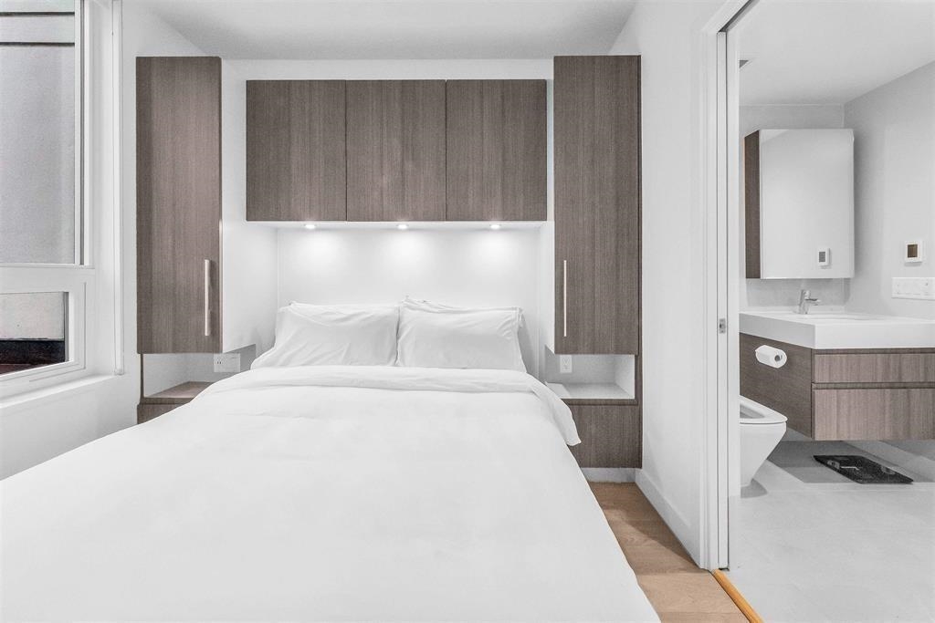 Kitchen Island Photo of 401 6463 Silver Avenue, Burnaby, BC