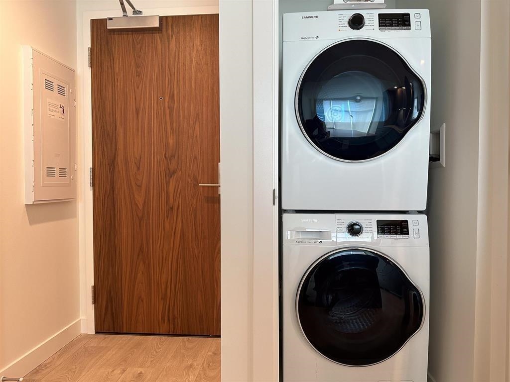 Primary Bathroom Photo of 401 6463 Silver Avenue, Burnaby, BC