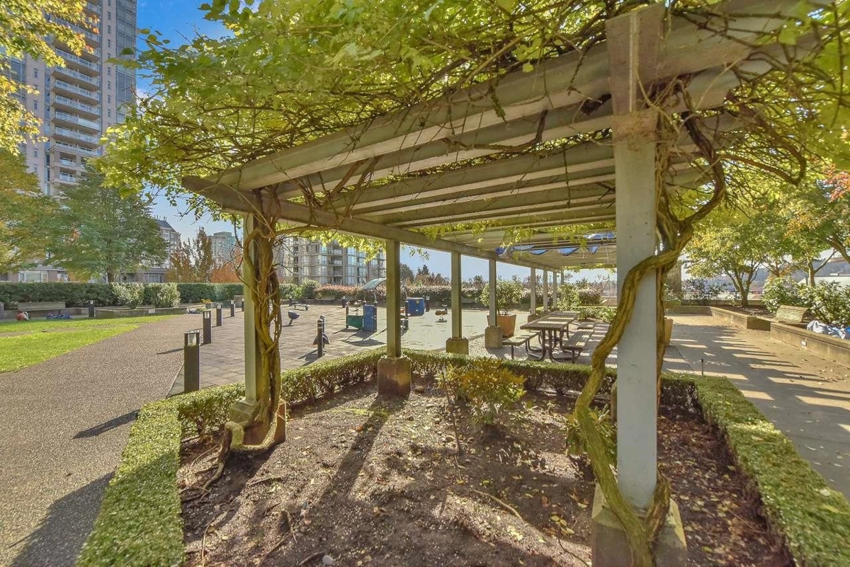 Garden / Landscaping Photo of 3207 2975 Atlantic Avenue, Coquitlam, BC